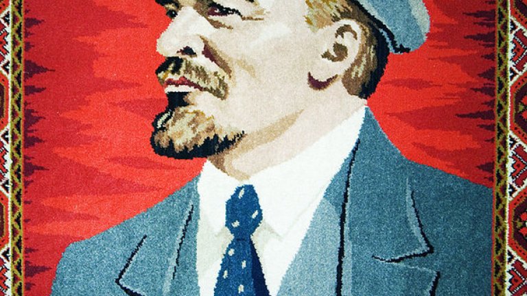 Руснаците си слагат килимите по стените. Това се прави, защото едно време стените са били толкова тънки, че е могло да чуеш всичко, което съседът ти казва и прави. Били са използвани за звукоизолация, а сега са просто за разкош.