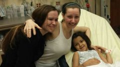 Аманда Бери (в средата), която е била в неизвестност от 2003 г., вече е в болницата в Кливланд