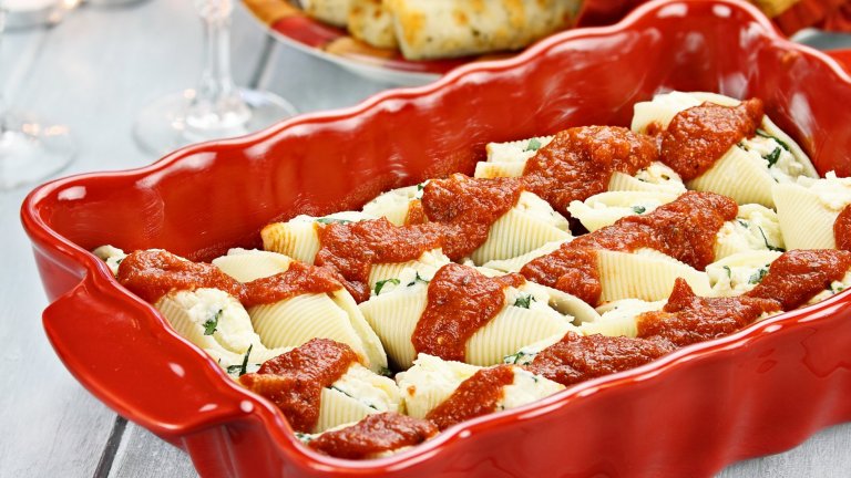 Есенни конкилиони с моцарелаТези вкусни пълнени раковини с топла смес от кайма и разтопено сирене могат да сгреят едновременно душата, тялото и стомаха. За целта сварявате 18 до 20 конкилиони до омекване, но не и до пълна готовност. Междувременно в тиган запържвате накълцани скилидки чесън, малка глава лук и 400 грама кайма по избор. 
Когато каймата е добре раздробена и покафеняла, към нея слагате и две чаени чаши настъргана моцарела и я оставяте да се стопи. Следва по-трудната част, а именно да напълните конкилионите със сместа, да ги подредите в тава, да ги залеете с чаша бульон или вода и да изпечете до златиста коричка. 
Сервирайте с малко пармезан и доматен сос отгоре.