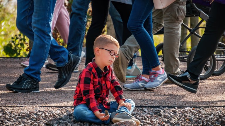 По-трудно ли се гледа дете в съвременния свят, отколкото е било в предишни епохи?