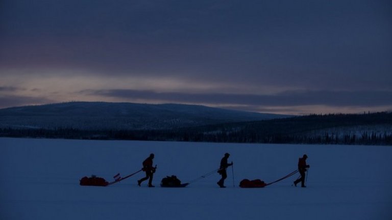 Арктически преход в Юкон, Канада (8 - 21 февруари).
Ако тръгнете да изминавате това разстояние с кола, ще ви трябват 7 часа и 57 минути за близо 650-те километра между Уайтхорс и Доусън на територията на Юкон. Така твърди google... 
Но надбягването не е с коли, а на ски и с огромни дисаги от екипировка, привързани за всеки от участниците. През 2013-а победителят пристигна на финала за 186 часа и 50 минути, а последният - за около 300 часа.