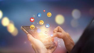 Попитахме ChatGPT как да разчетем кодираните послания в онлайн общуването