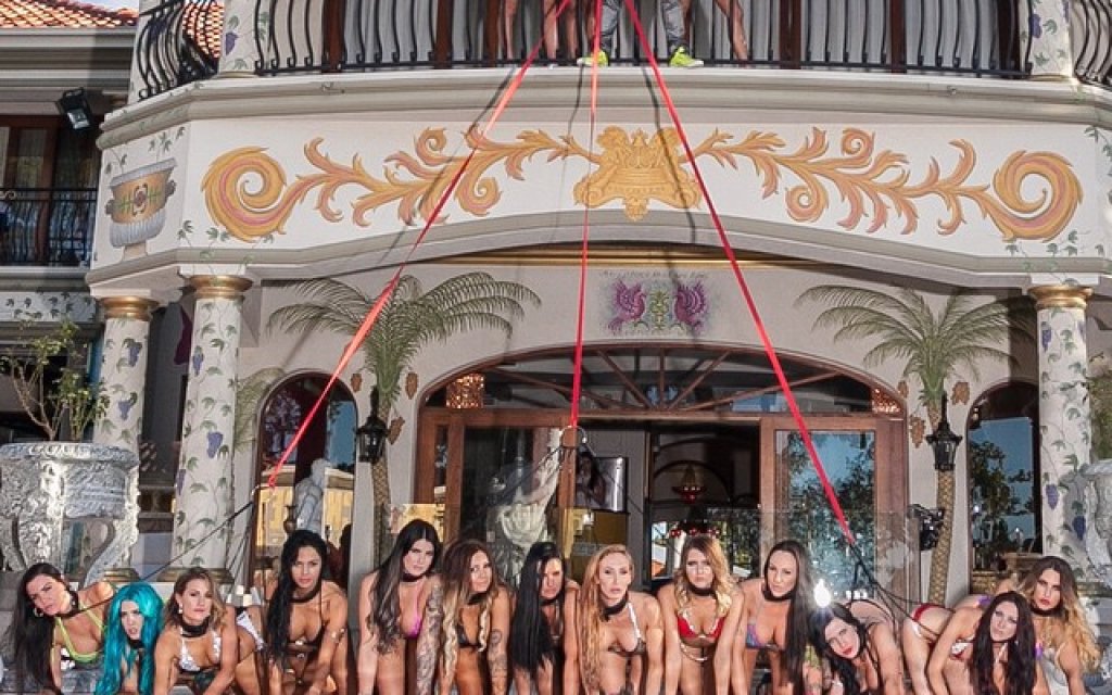 Снимките, които австралийският милионер публикува в Instagram са леко провокативни