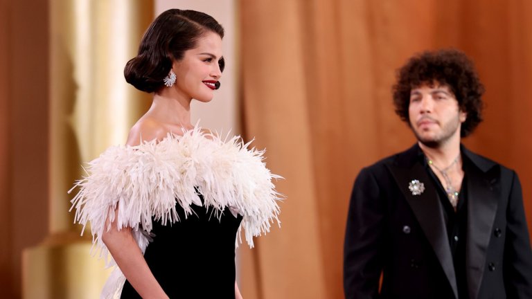 Прясната младоженка Селена Гомес носеше една от класическите черно-бели рокли на Chanel във визия, напомняща за стария Холивуд.