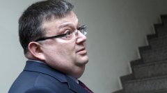 Цацаров обеща обвинения за "Червеите"