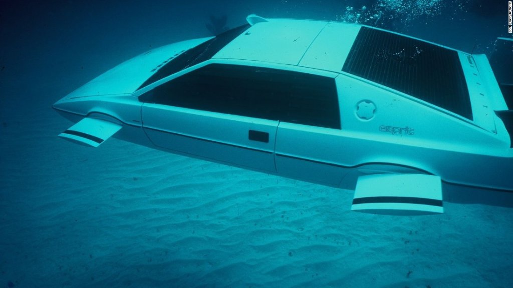Lotus Esprit - The spy who loved me, 1977. Амфибията Esprit е единствената кола, която по дизайн може да се състезава с DB5. Илон Мъск я купува за 860 000 долара за нея през 2013г.