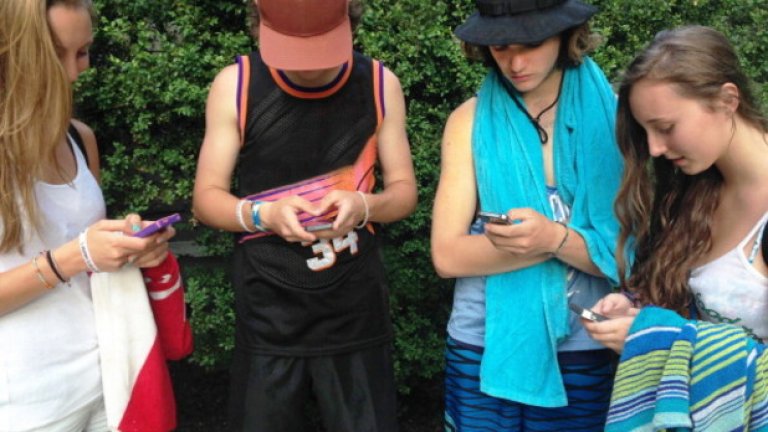 Те формират политическото мнение през смартфона си, седнали удобно у дома, докато четат коментари в интернет