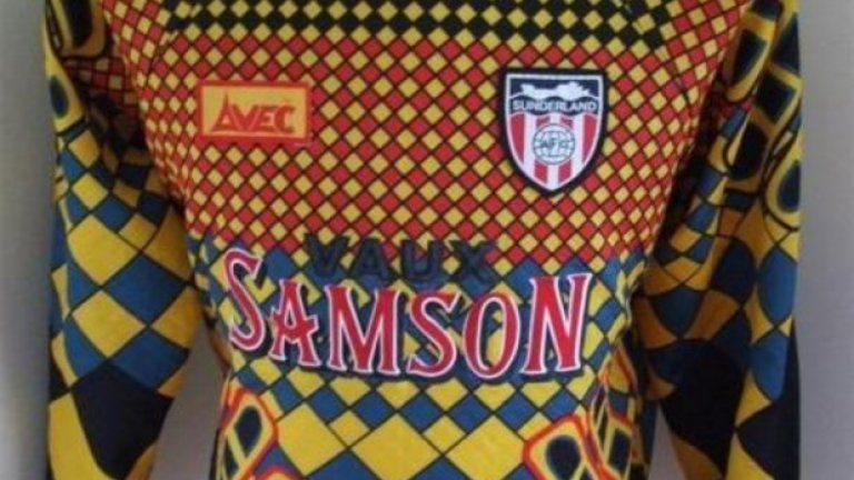 Да не си вратар на Съндърланд в началото на 90-те години, когато всяко гостуване бе обект на жестоки подигравки от домакинските фенове. Най-вече към човека с ръкавиците, принуден да облече това.