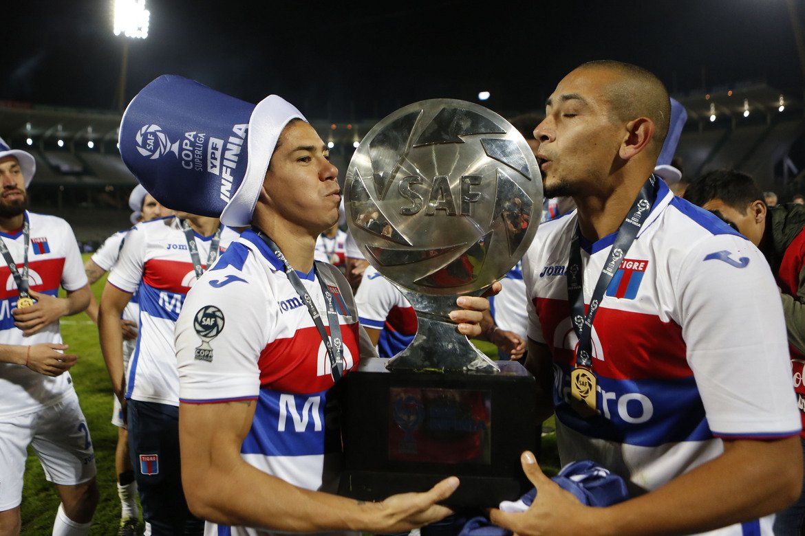 Диего Моралес и Карлос Луна празнуват с Купата на Суперлигата след победата във финала над Бока Хуниорс. Парадоксалното е, че отборът вдигна трофея, след като вече беше изпаднал от Суперлигата
