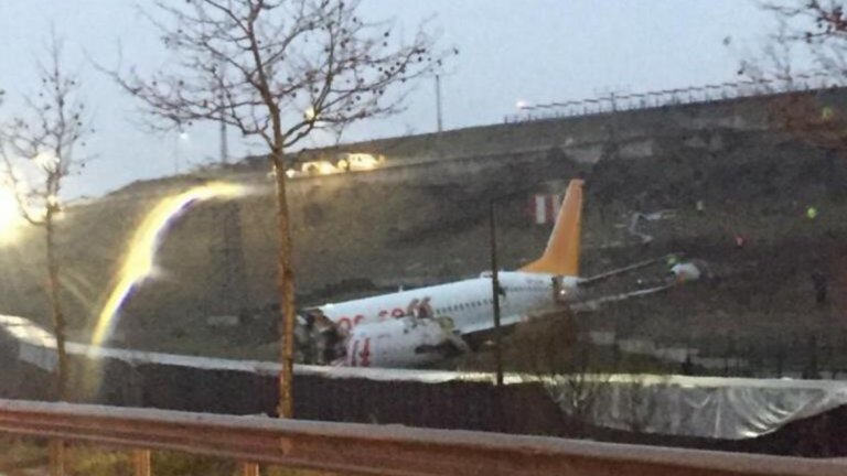 Пътнически самолет се разцепи при кацане в Истанбул