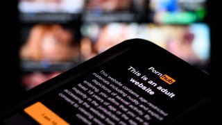 Французите ще го карат на фантазия: Спряха им PornHub