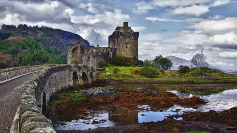 Остров Eilean Donan в Лох Дуич, Шотландия е изоставен от 1911 година
