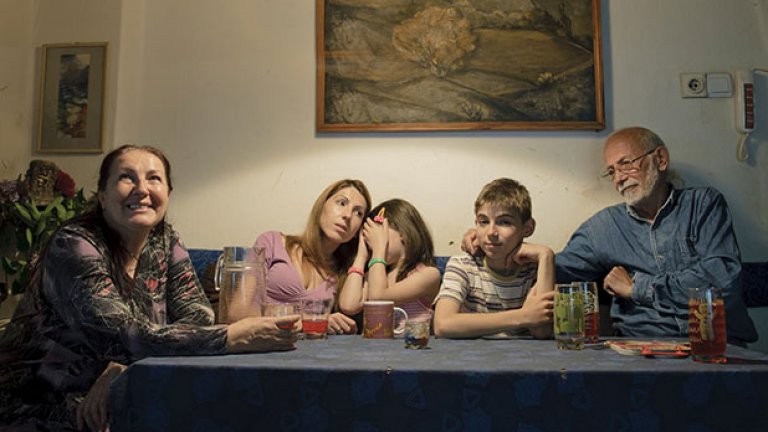 "В апартамента живеем шест човека - аз, жена ми и семейството на дъщеря ми. Работех като фотограф. Отделих си това таванско помещение, за да работя в него - сега то е моето място. Свещено място. Тук мога да чета. Жена ми ме ревнува - тя има нужда да говори" - Александър.