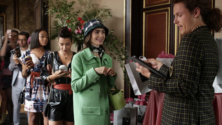 Emily in Paris (Netflix) - 2 октомври Не е случайно, че около този сериал има такова голямо вълнение - близо 20 години след пилотния епизод на "Сексът и градът", днес създателят му Дарън Стар качва на екран тези нови епизоди, които още отсега ни ухаят ала Кари Брадшоу. Звездата този път е 31-годишната Лили Колинс, а синопсисът гласи: "След като пристига от Чикаго в Париж за мечтаната си работа, маркетинговият директор Емили Купър прегръща своя нов приключенски живот, докато жонглира между работа, приятели и романтика".