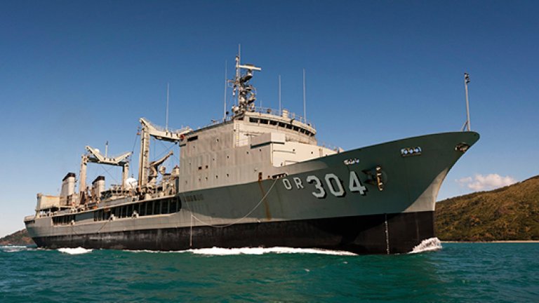 Ако бъдат локализирани останки, австралийският петролен танкер HMAS Success е готов да участва с крановете си
