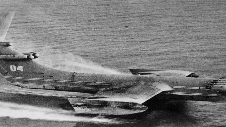 Това е самолет! Неее, това е кораб...