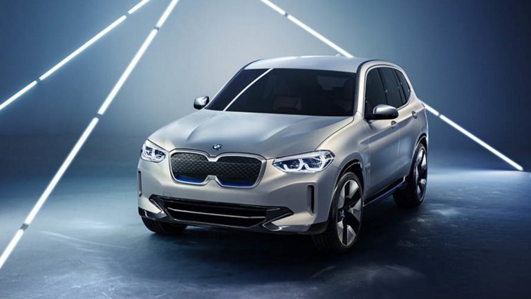 BMW избра Пекин, за да покаже най-новия си и традиционно изглеждащ електромобил. Досегашните модели на батерии i3 и i8 със сигурност се отличаваха от всички останали коли на пътя по външния си вид. Новият iX3 кросоувър обаче съвсем спокойно може да мине и за нормален бензинов BMW X3. Автомобилът идва с комплект батерии с мощност 70 кВч и автономен пробег от 402 км с едно зареждане. 
