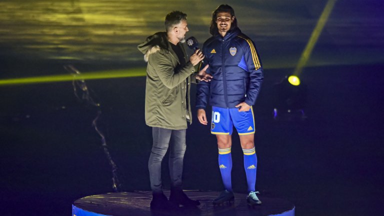 Красивата игра: Кавани с екипа на Бока Хуниорс и 10-ката на Марадона