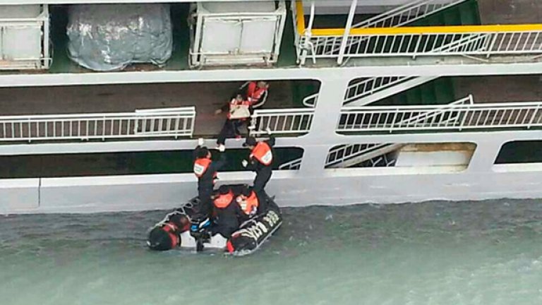 Ферибот с ученици потъна край Южна Корея