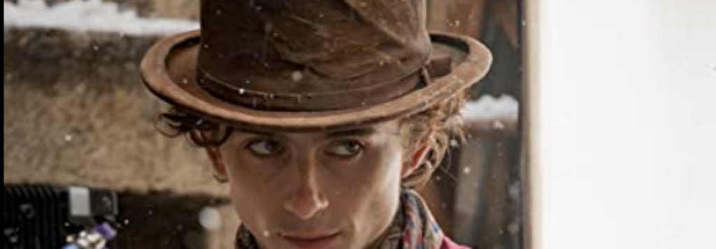 “Чарли и шоколадовата фабрика” от Роалд Дал
Приказката на Роалд Дал за малкия Чарли, който открива златен билет в шоколада си и печели екскурзия до фабриката на Уили Уонка, тази година ще бъде разгледана от различен ъгъл. Тимъти Шаламе влиза в ролята на младия изобретател, който с музика и танци описва първите стъпки на най-известната работилница за шоколад в литературата.
Но преди Wonka да е излязъл по кината, може да си припомните първообраза на историята с книгата “Чарли и шоколадовата фабрика”, която проследява приключението на Чарли Бъкет в страната на реките от шоколад и карамела за коса.