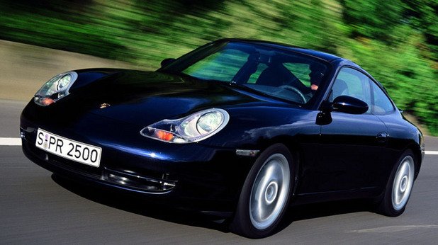 996 Carrera (1999)
996 поставя началото на 911 с двигатели в водно охлаждане, но моделът отнася много критики заради това, че предницата му е идентична с тази на по-евтиния модел Boxster. През 2002 Porsche промени дизайна на фаровете, за да спре оплакванията. 3,4-литров мотор с 296 конски сили.