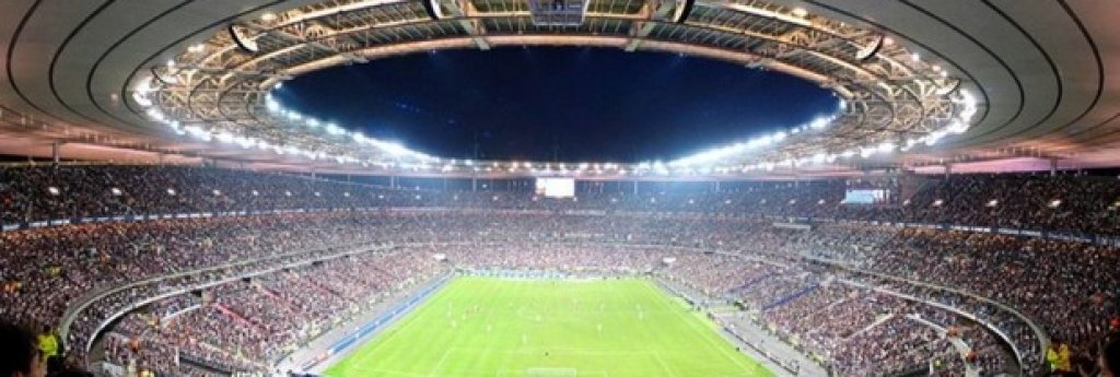 „Стад дьо Франс“ в Сен Дени с капацитет 81 338 зрители е петият по големина стадион в Европа. На него ще се играят мачът за откриването на 10 юни (Франция – Румъния) и финалът на 10 юли. От груповата фаза ще приеме Ирландия – Швеция (13 юни), Германия – Полша (16 юни) и Исландия – Австрия (22 юни).