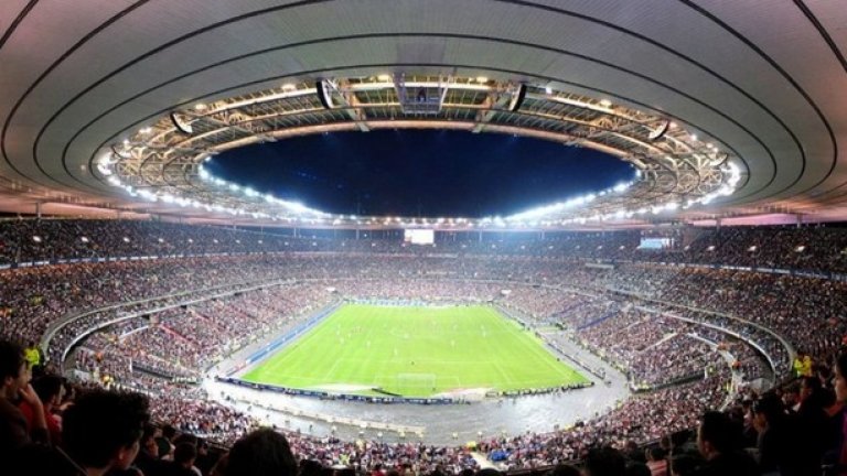 „Стад дьо Франс“ в Сен Дени с капацитет 81 338 зрители е петият по големина стадион в Европа. На него ще се играят мачът за откриването на 10 юни (Франция – Румъния) и финалът на 10 юли. От груповата фаза ще приеме Ирландия – Швеция (13 юни), Германия – Полша (16 юни) и Исландия – Австрия (22 юни).