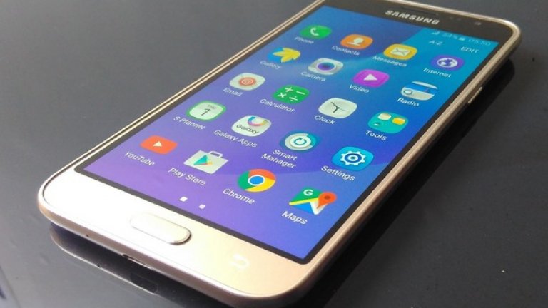 Samsung Galaxy J3
Ако мислите, че само премиум-класът на Samsung има място в класацията с най-добри батерии, Galaxy J3 ще ви изненада приятно. Телефонът има много отлични показатели на издръжливост и може да се намери за по-малко от 200 долара. Да, не е най-мощният звяр на пазара, но сменяемата му батерия издържа 15 часа и 40 минути на теста. Напълно сносна оферта.