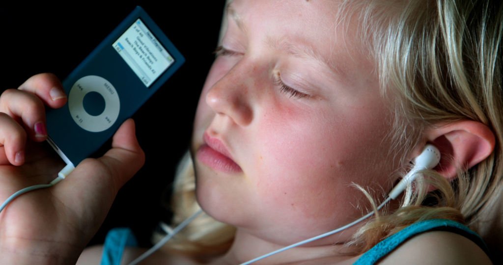 дете слуша музика iPad