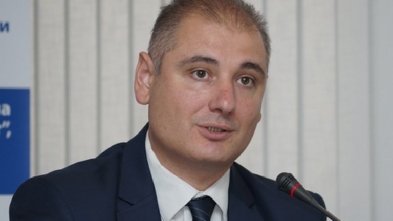 Георги Златев, началник на дирекция "Поддържане на пътна инфраструктура" в АПИ е първият обвиняем за смъртта на жената в тунела "Ечемишка", съобщи окръжният прокурор на София- Наталия Николова.
