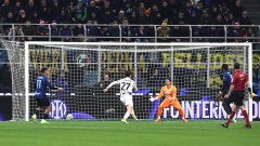 Интер спечели Дербито на Италия след драма в Милано