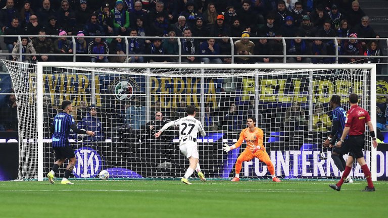 Интер спечели Дербито на Италия след драма в Милано