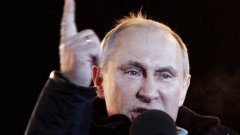 За победата си Путин по-рано заяви със сълзи на очи пред над 100 000 свои поддръжници, че е спечелена в открита и честна битка 