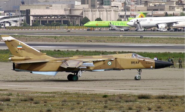 Су-24 и Ту-154 в Иран - 133 загинали

Тази катастрофа е резултат от сблъсък между военен и цивилен самолет.

На 8 февруари 1993 г. от международното летище на Техеран излита Ту-154М на авиокомпания Iran Air Tours. Това става от писта 29R.

В същото време на писта 29L се приземява изтребител-бомбардировач Су-24М от състава на ВВС на страната. Двете машини се сблъскват на около 10 km от летището. Всички 131 души на борда на пътническия самолет и двамата военни пилоти загиват. Причина за инцидента е грешка на ръководителите на полети.