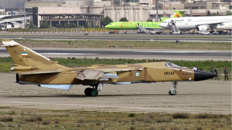 Су-24 и Ту-154 в Иран - 133 загинали

Тази катастрофа е резултат от сблъсък между военен и цивилен самолет.

На 8 февруари 1993 г. от международното летище на Техеран излита Ту-154М на авиокомпания Iran Air Tours. Това става от писта 29R.

В същото време на писта 29L се приземява изтребител-бомбардировач Су-24М от състава на ВВС на страната. Двете машини се сблъскват на около 10 km от летището. Всички 131 души на борда на пътническия самолет и двамата военни пилоти загиват. Причина за инцидента е грешка на ръководителите на полети.