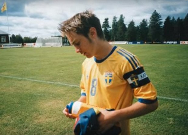 Като капитан на юношеския национален отбор на Швеция.