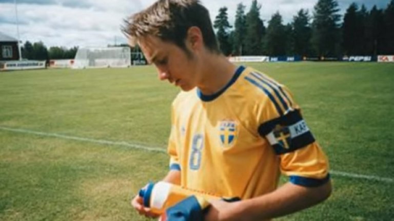 Като капитан на юношеския национален отбор на Швеция.
