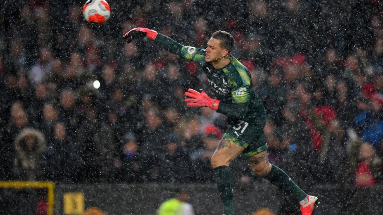 2. Това просто не беше вечерта на Едерсон
Бразилският страж бе виновен и при двата гола на Юнайтед. Можеше да се намеси по-добре при този на Антони Марсиал, въпреки че той дойде след брилянтно заучено положение с Бруно Фернандеш от свободен удар. След това Едерсон за малко да подари втори гол на Марсиал, след като не успя да контролира добре една върната топка. И накрая дойде пълният кошмар със сбъркания пас с ръка в добавеното време, довел до попадението на Скот Мактоминей от 30-ина метра. Грешки и с ръце, и с крака. Това просто не беше вечерта на Едерсон.