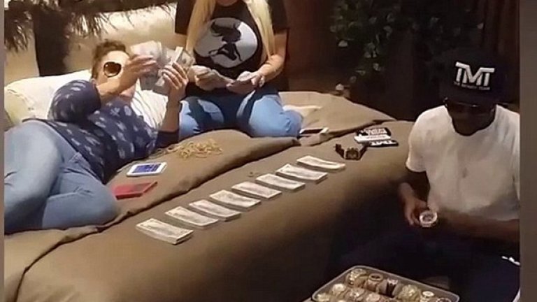 В същото време Мейуедър не може да си сметне парите - буквално...