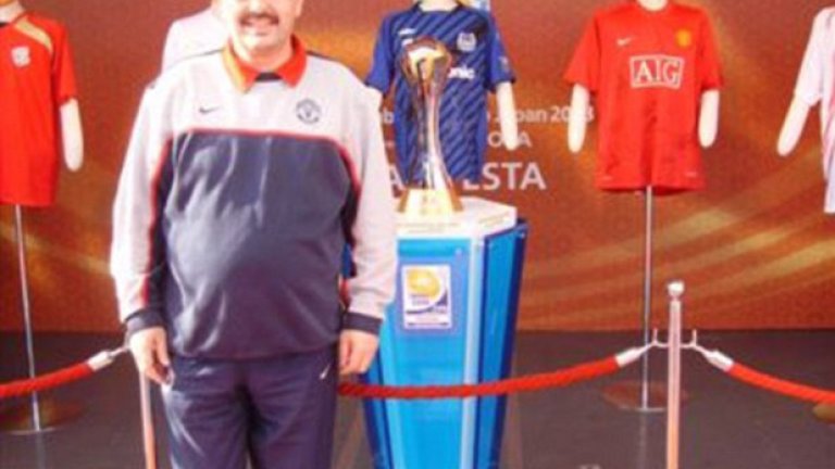 Юнайтед може да е спокоен с фенове като Питър Болтън зад гърба си.