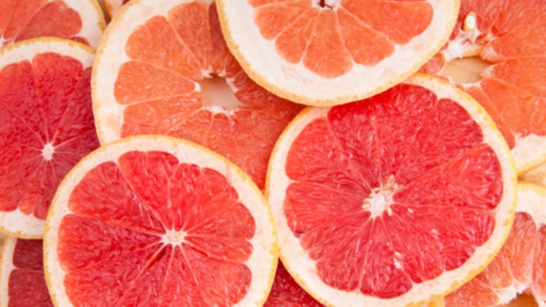 Грейпфрут - 42 калории / 100 гр.
Има ниско съдържание на калории, но е пълен с хранителни вещества и е отличен източник на витамини А и В. Спомага за поддържането на здрава кожа, както и при загубата на тегло и борбата с много заболявания. Според изследвания цитрусовите плодове като портокали и грейпфрут могат да намалят риска от инсулт.
Открито е, че хората, консумиращи цитрусови плодове, намалили риска от исхемичен инсулт с 19% в сравнение с тези, които почти не ядат портокали и грейпфрути. Както и по-горе изброените плодове и зеленчуци, грейфрутите също спомагат за намаляване на кръвното налягане и риска от астма.
Те са отличен източник на силни антиоксидани и витамин С, помагат при борбата с образуването на свободни радикали, причиняващи рак. Проучвания показват, че храни с високо съдържание на витамин С и бета каротин намаляват риска от рак.
Интересен факт за грейпфрутите е, че могат да се прилагат и локално при увредена кожа, причинена от слънце или замърсяване, намаляват бръчките и подобряват текстурата на кожата.