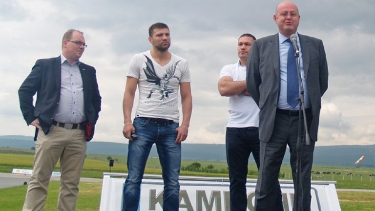 Зам.-министърът на транспорта Антон Гинев (вдясно) е обвинен за договори по време на мандата му като директор на НКЖИ преди 10 години