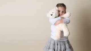 дете, плюшена играчка