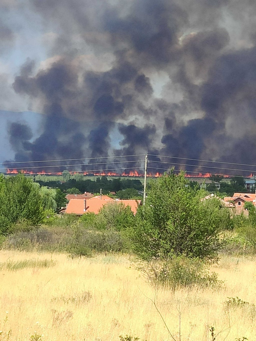 Пожар гори в близост до бензиностанция на АМ "Тракия" (СНИМКИ)