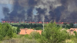 Пожар гори в близост до бензиностанция на АМ "Тракия" (СНИМКИ)