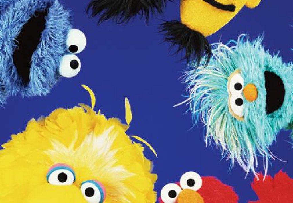 13. „Улица Сезам“ (Sesame Street) 
Как изобщо бихме могли да се научим да броим, ако Голямото пиле и компания не се бяха поканили в почти всеки дом в далечния 10 ноември 1969г. Това образователно предаване е истинска икона в живота на почти всеки, ко