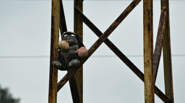 Тази плюшена маймунка, поставена на един от стълбовете близо до моста, посреща случайните минувачи
