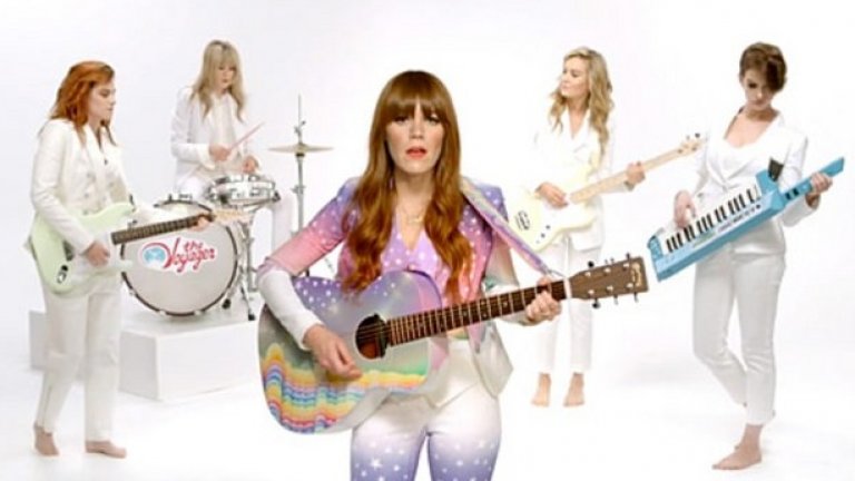 През 2014 г. Ларсън (четвъртата отляво надясно) свири на бас китара в бандата, сформирана за клипа на Джени Люис към сингъла Just One of the Guys. До Ларсън са други известни актриси като Кристен Стюарт и Ан Хатауей