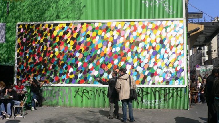 На стената в Оберкампф до днес се изявяват различни стрийт артисти като OX, който през 2007 г. прави върху панелите цветно многоточие, връщайки се всеки ден да добавя нови точки