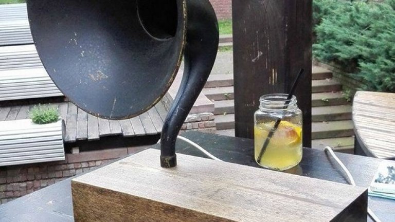 Грамофонния говорител е специално подбран да символизира традициите и ценосттите, които брандът пази в продължение на век и половина.